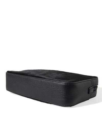 Elegante schwarze Lederclutch mit Bienenverzierung