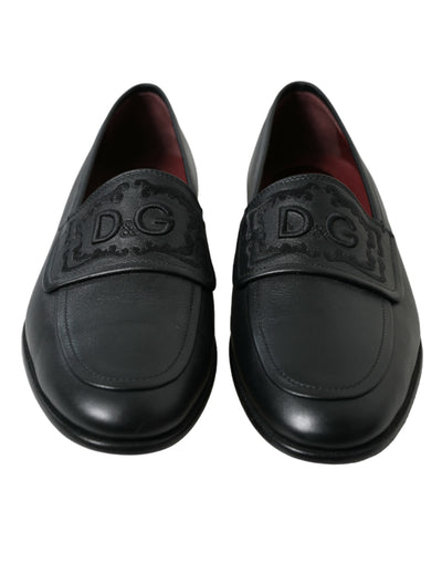 Elegante schwarze bestickte Loafers