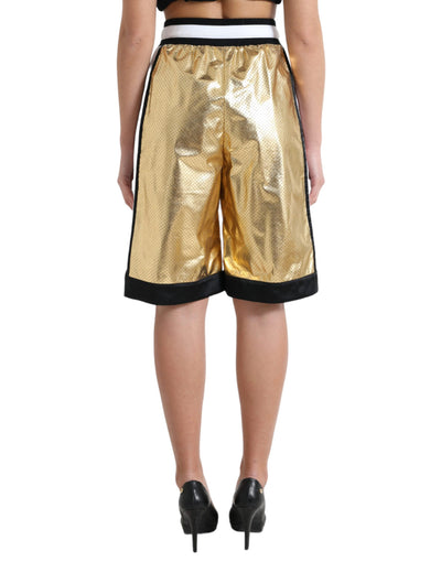 Erhöhte Eleganz: Goldene Shorts mit hoher Taille