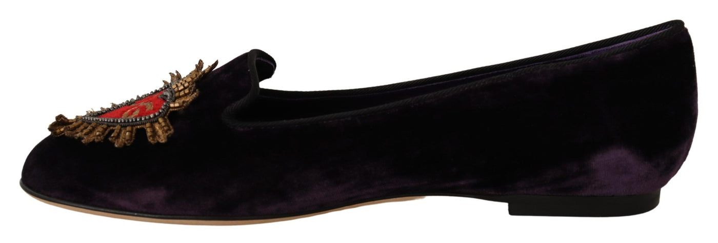 Schicke lilafarbene Loafers aus Samt mit Herz-Detail